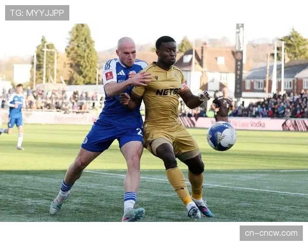 特写：时隔五年再度英超破门，水晶宫老将汤姆金斯赛后泪洒赛场